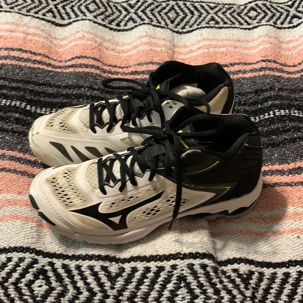 Mizuno wave lightning Z5 mid mens volleyball shoes!